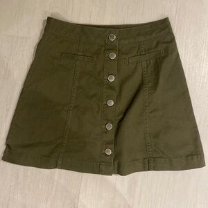 Green H&M skirt is a US and Canada size 2. Brand new, never worn